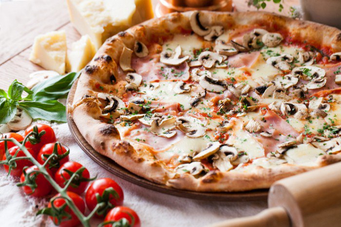 Рецепт третий. Деликатесная пицца с кусочками ветчины, оливками и каперсами