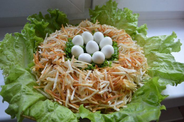 Салат с перепелиными яйцами «Гнездо»