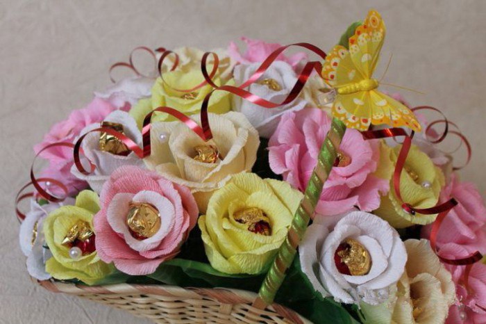 Розы из гофрированной бумаги и конфет