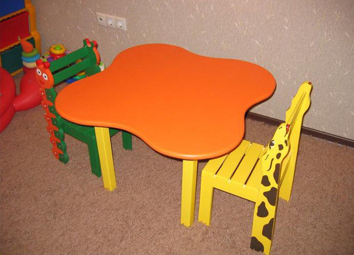Детский столик: простой вариант