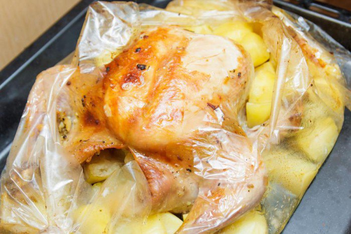Курица с гарниром из кабачков, картофеля и перца томленная в рукаве