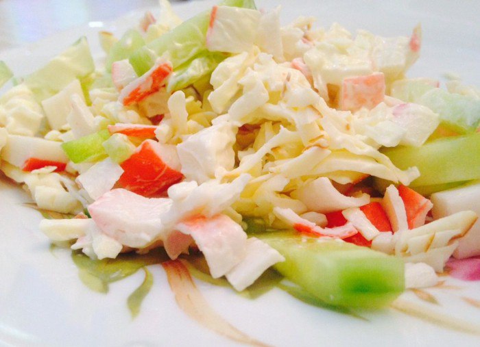 Весенний салат с крабовыми палочками: базовый рецепт
