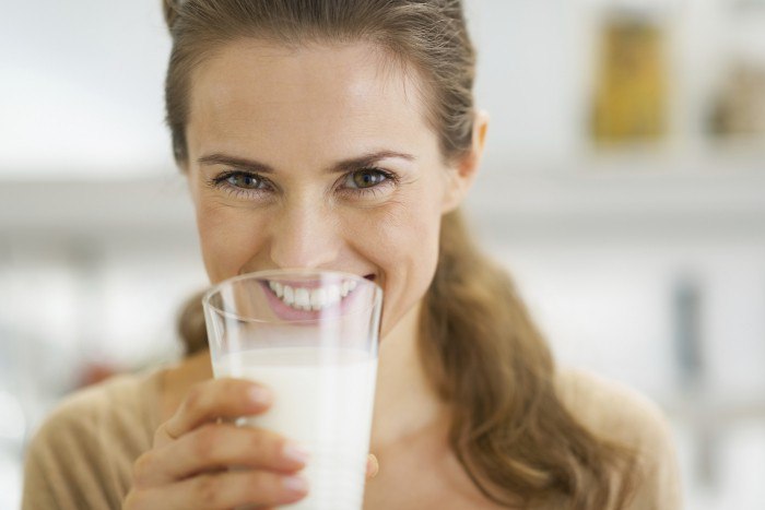 Как правильно пить молоко для поддержания здоровья