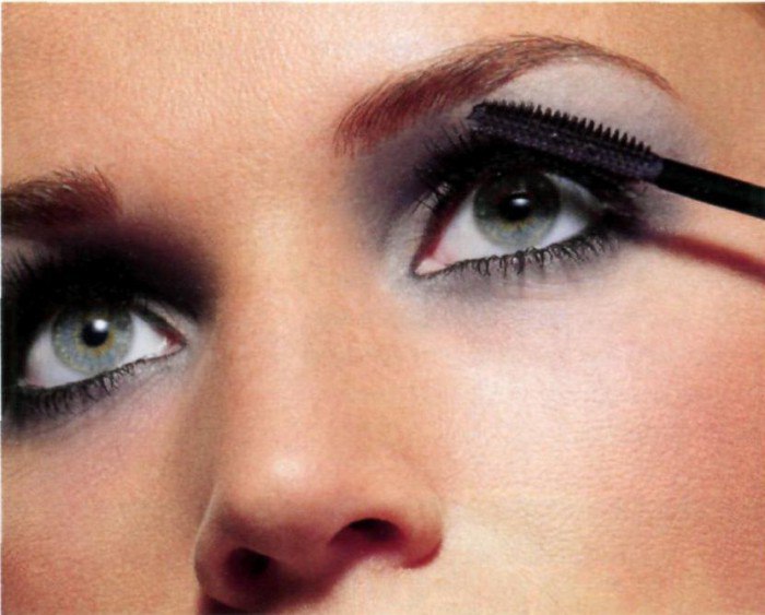 От чего стоит отказаться при выполнении макияжа голубоглазым женщинам