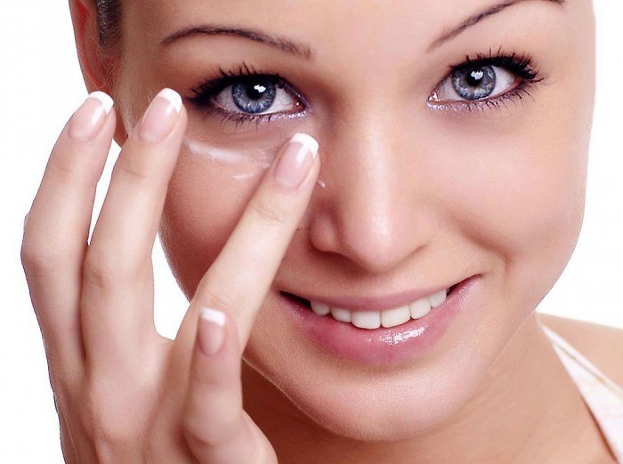 Чем снимать макияж для полного очищения кожи?
