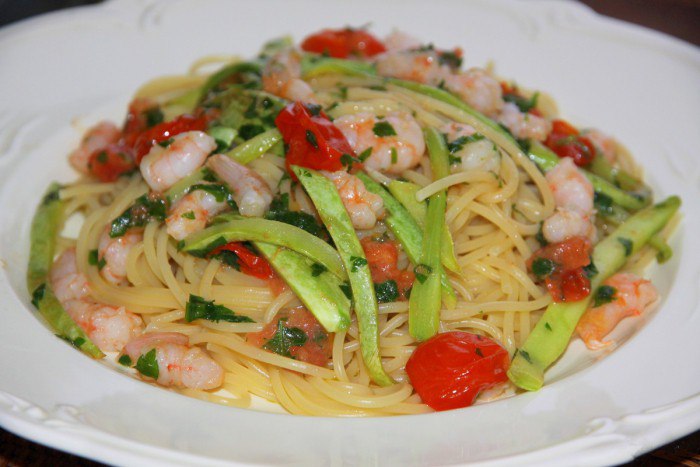 Как приготовить спагетти с цуккини, помидорами и креветками?