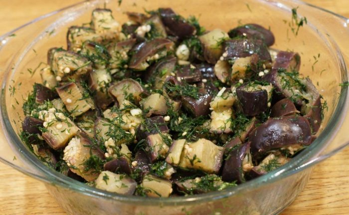 Рецепт быстрых маринованных баклажанов с чесноком и зеленью