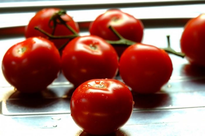 Как и зачем нужно снимать кожуру с помидора?