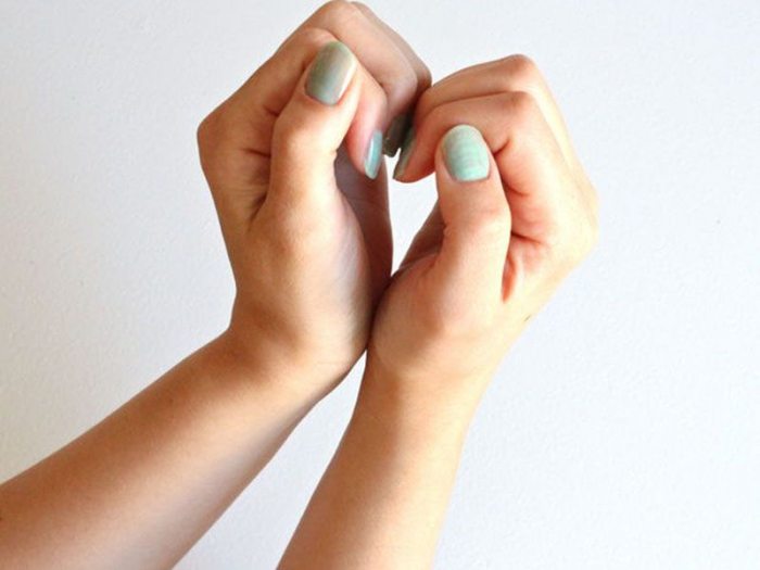 Как губкой покрасить ногти с переходом цвета?