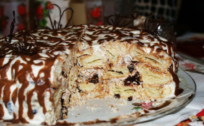 Торт из печенья со сметаной и клубничным желе