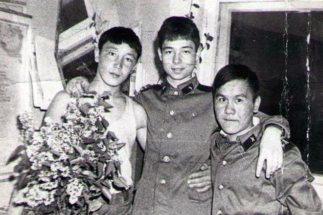 Сергей Зверев (в центре)