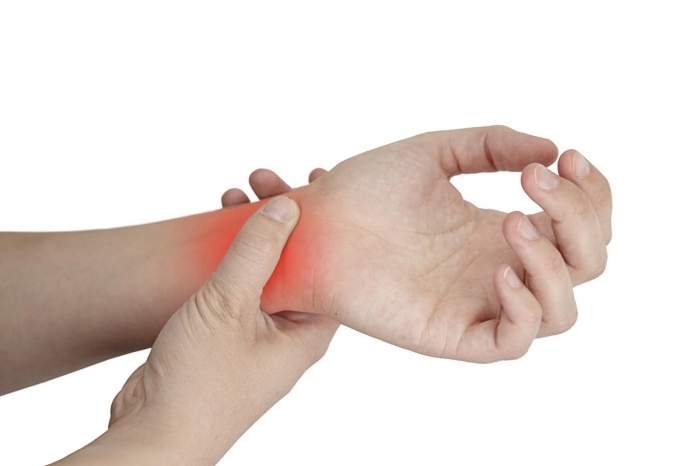 Какие симптомы сопутствуют ушибу суставу пальца?