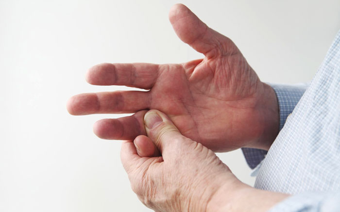 Травма сустава пальца руки: что делать?