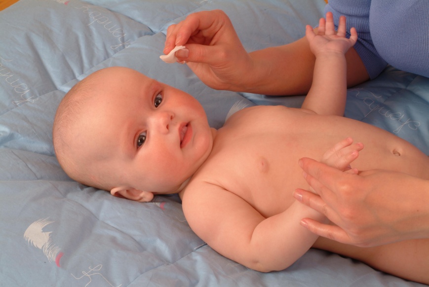 Закисают глазки у новорожденного – что делать?