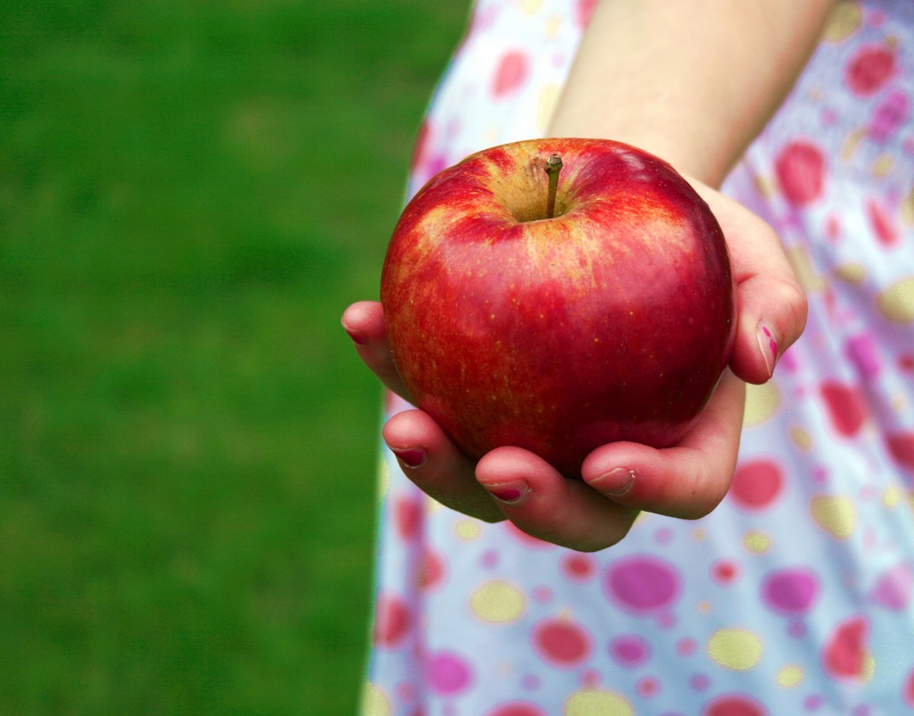 Сколько калорий содержится в красном яблоке?