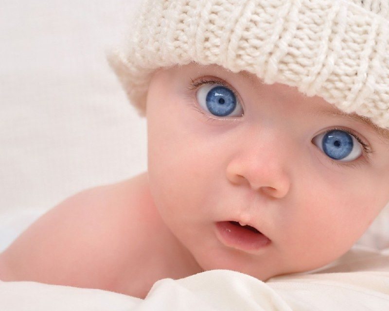 Почему и всегда ли меняется окрас глаз младенцев?