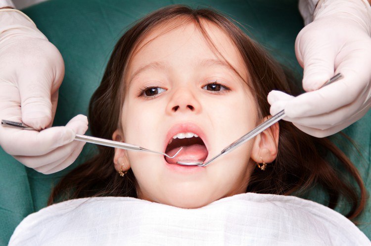 Как безболезненно вырвать ребенку зуб, в том числе молочный?